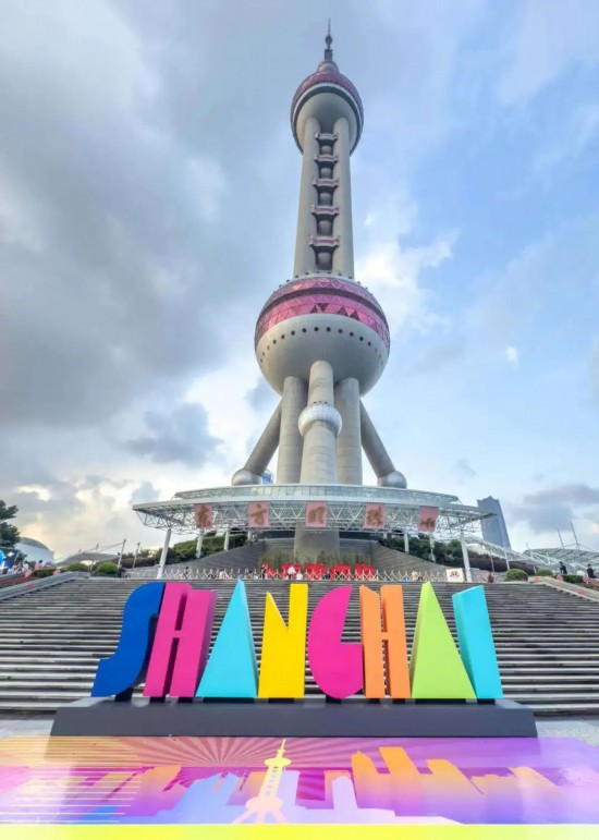 东方明珠迎第一亿位游客 SHANGHAI艺术装置揭幕